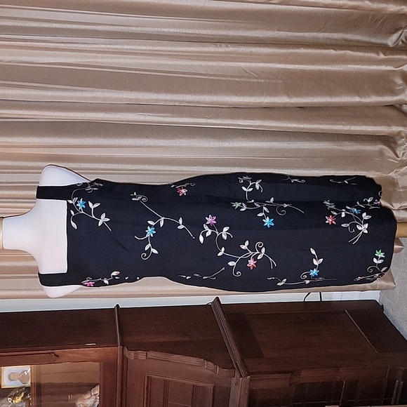 Sharon Young Dresses & Skirts - Sharon Young Floral Embroidered sleeveless Dress